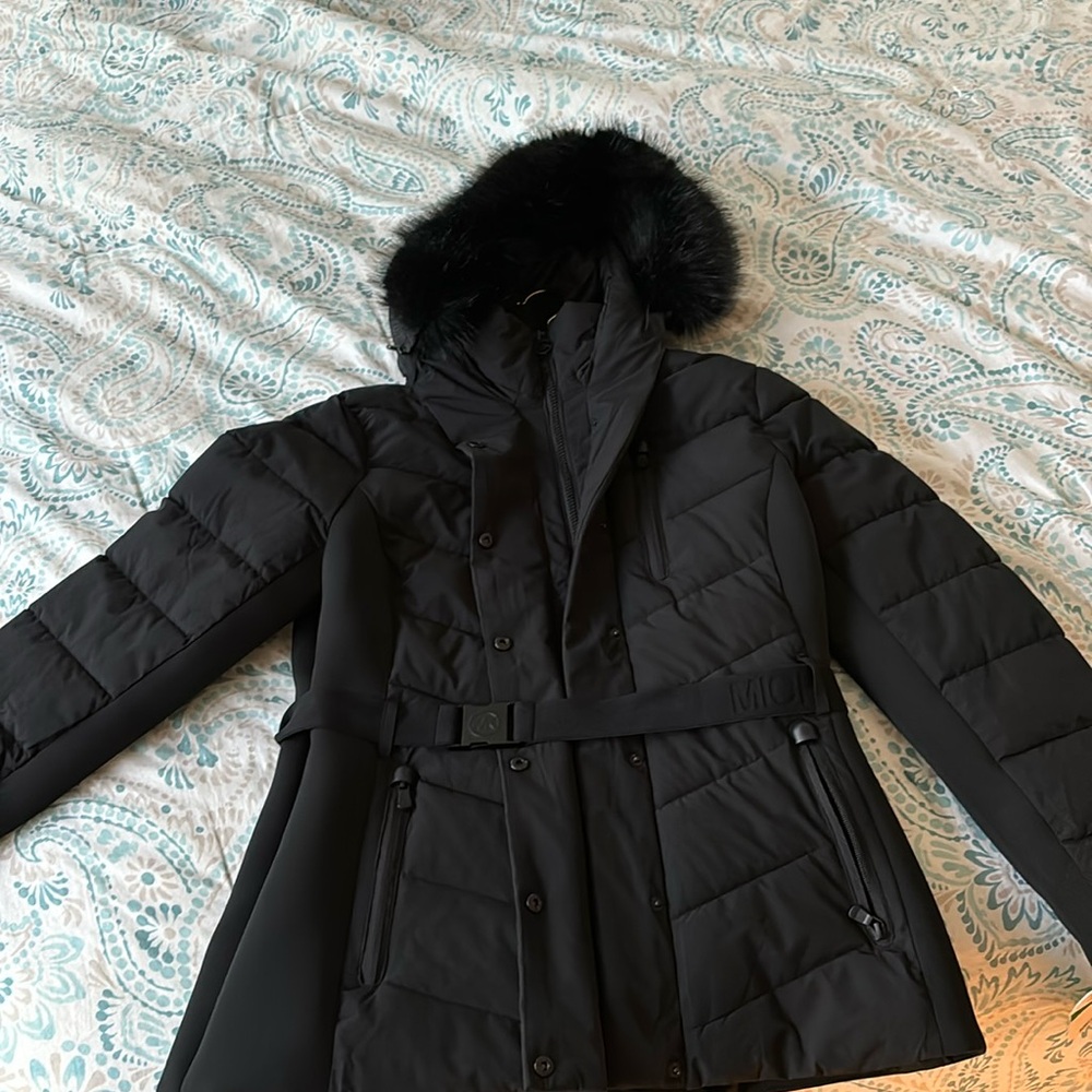 New never worn puffer coat. Beautiful material. Lost weight and too big now